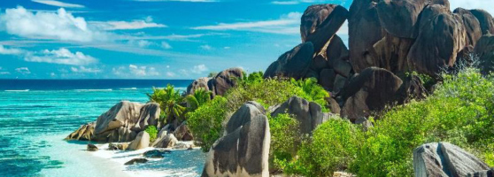 Seychellen - weißer Sandstrand umgeben von imposanten Granitsteinen