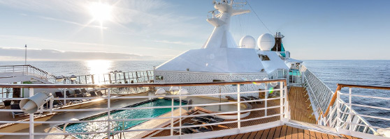 Blick vom Kreuzfahrtschiff aufs Meer